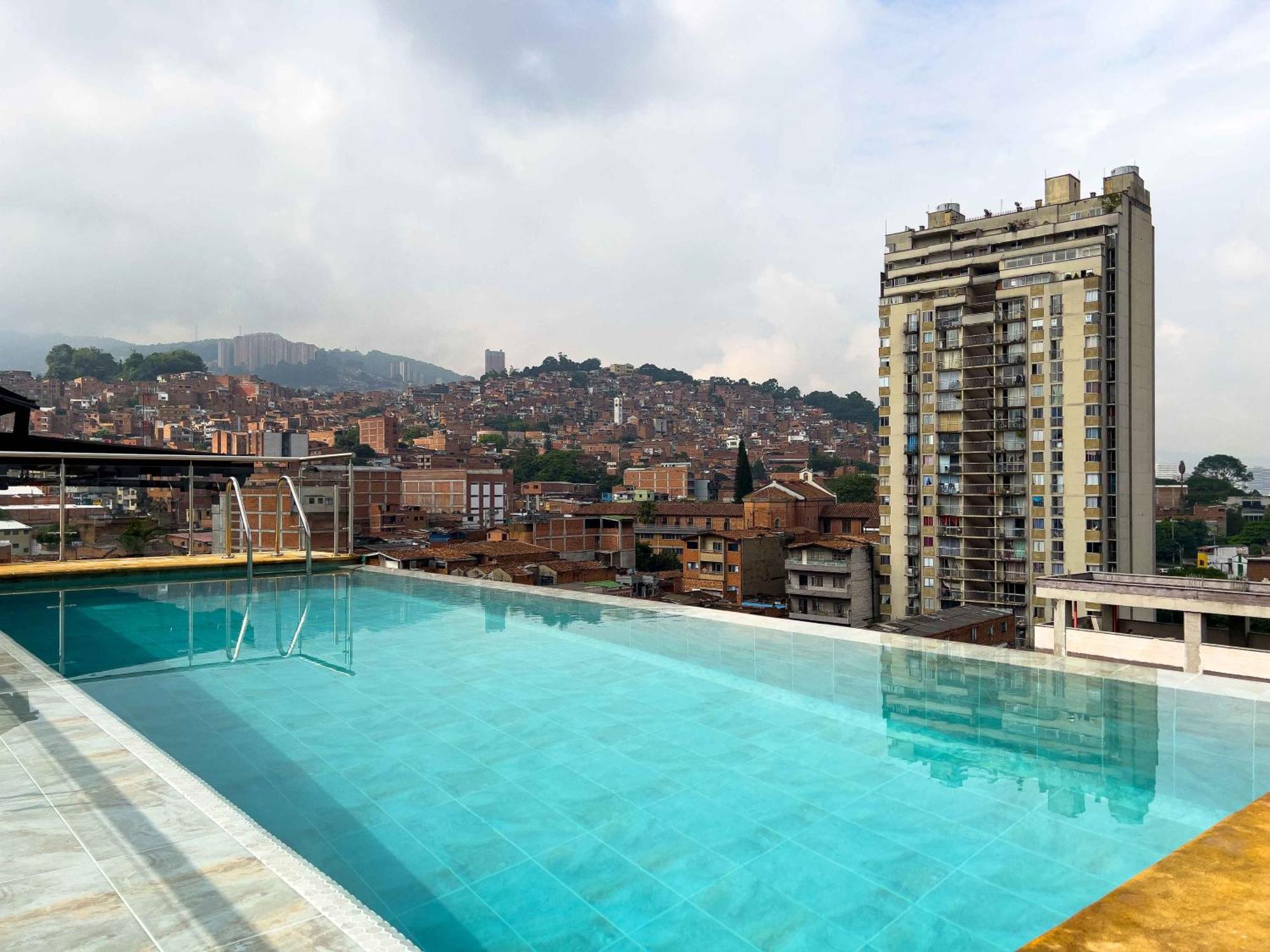 Apartahotel Medellin Bagian luar foto